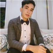 profesor de ingles imparte clases a niños de todas las edades